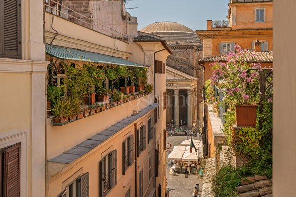 appartamento in vendita a Roma in zona Parione/Sant'Eustachio