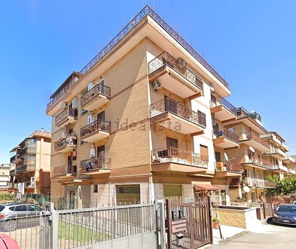 appartamento in vendita a Roma in zona Torre Angela