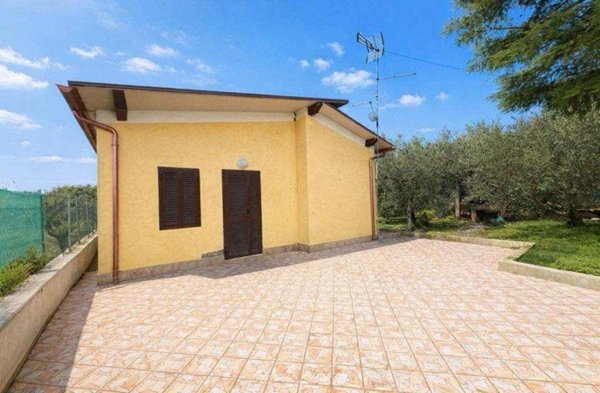 casa indipendente in vendita a Roma in zona Finocchio