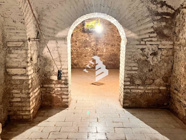 locale commerciale in vendita a Roma in zona Tuscolano