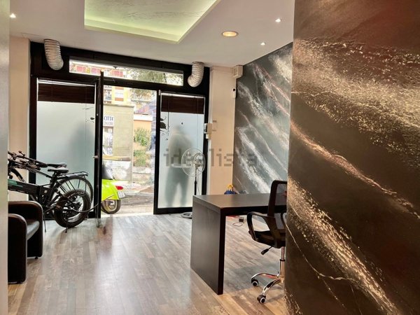 negozio in vendita a Roma in zona Appio Claudio