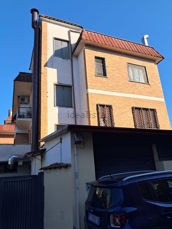 appartamento in vendita a Roma in zona Torre Angela