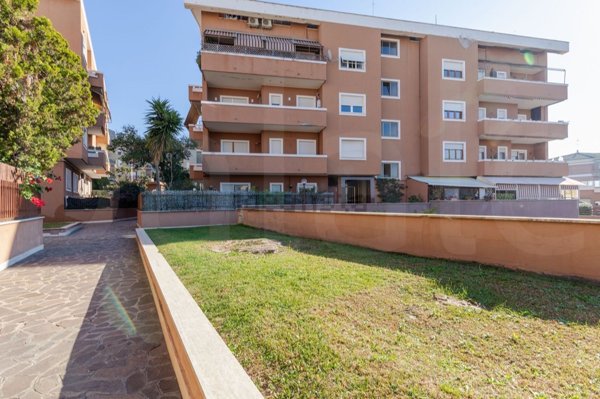 appartamento in vendita a Roma in zona Axa