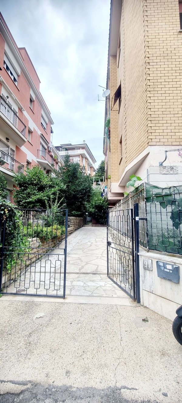appartamento in vendita a Roma in zona Tomba di Nerone