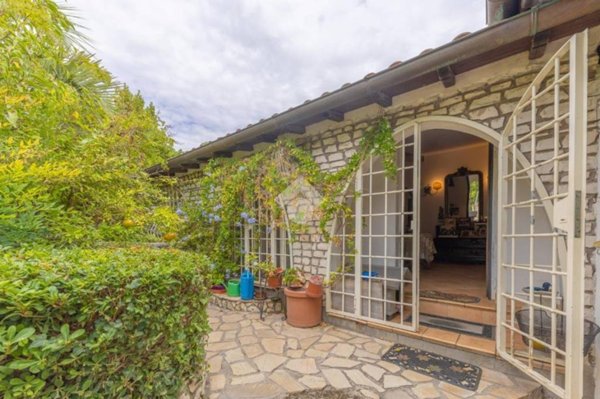 casa indipendente in vendita a Roma in zona Casal Palocco