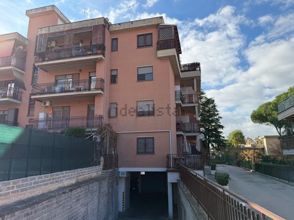 appartamento in vendita a Roma in zona Casal Morena