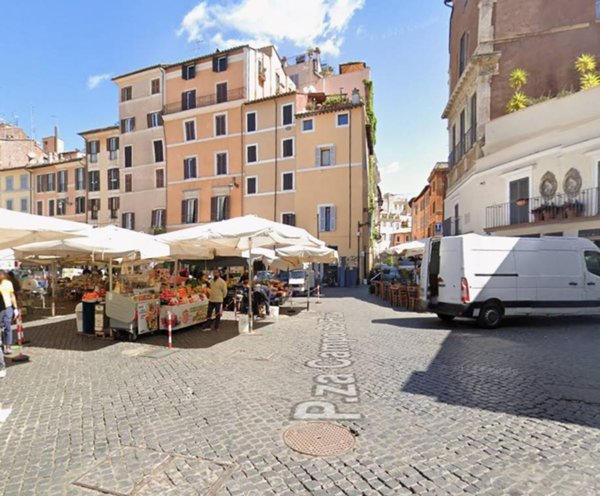 negozio in vendita a Roma in zona Rione Regola