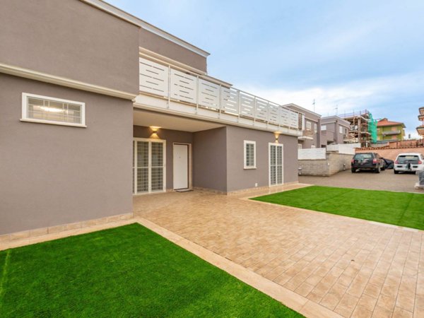 casa indipendente in vendita a Roma