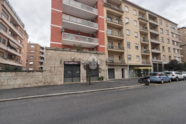locale commerciale in vendita a Roma in zona Aurelio