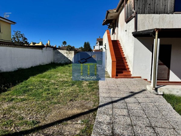 casa indipendente in vendita a Roma in zona Ostia Antica