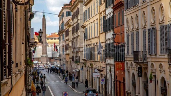 negozio in vendita a Roma in zona Trevi-Colonna