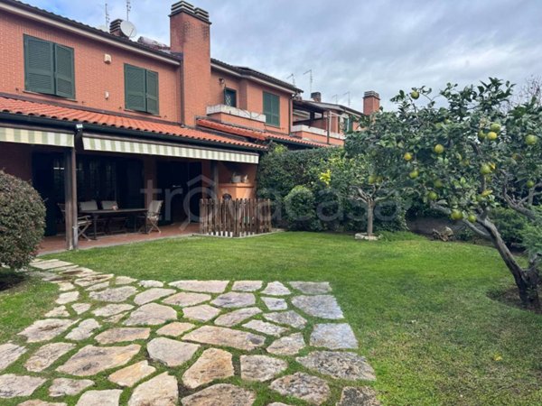 casa indipendente in vendita a Roma in zona Infernetto