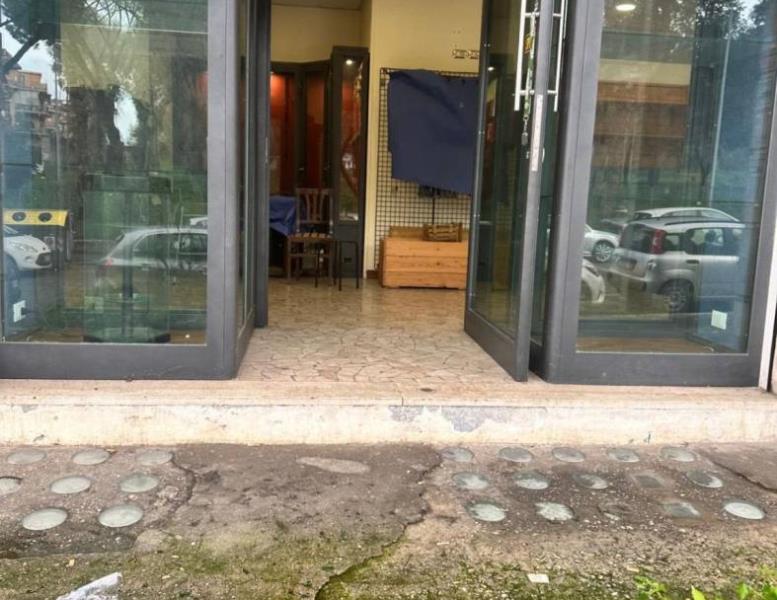 locale commerciale in vendita a Roma in zona Prenestino-Centocelle