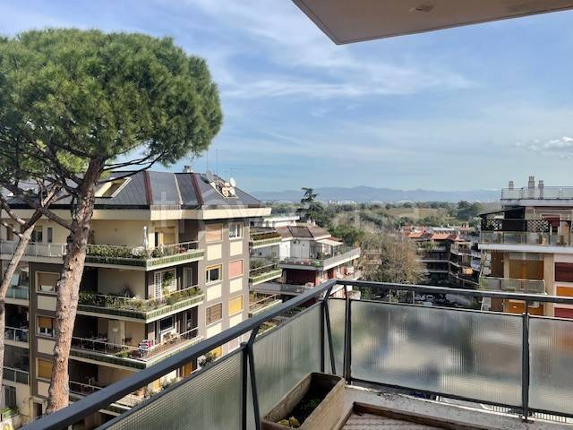 appartamento in vendita a Roma in zona Tomba di Nerone