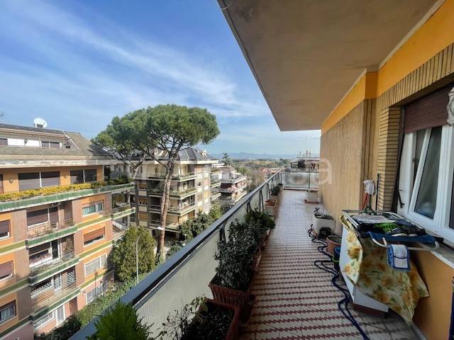 appartamento in vendita a Roma in zona Tomba di Nerone