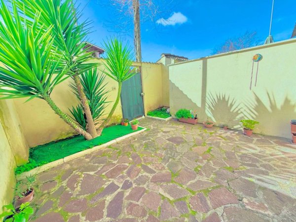 appartamento in vendita a Roma in zona Ostia Antica