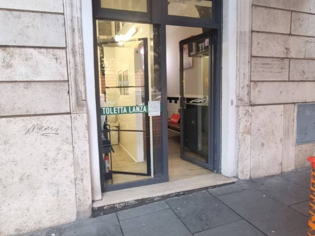 negozio in vendita a Roma in zona Rione Monti/Campitelli