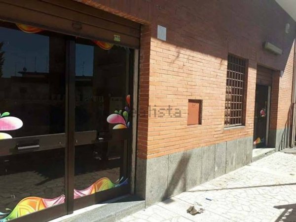 negozio in vendita a Roma in zona Torre Angela
