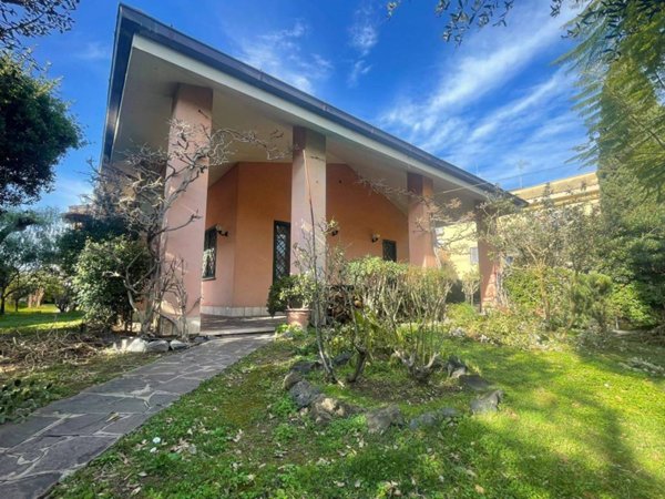 casa indipendente in vendita a Roma in zona Ostia Antica