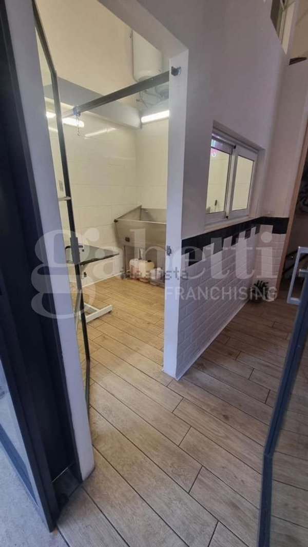 locale commerciale in vendita a Roma in zona Rione Monti/Campitelli