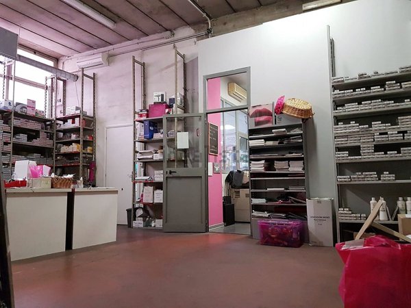 locale commerciale in vendita a Roma in zona Casal Morena
