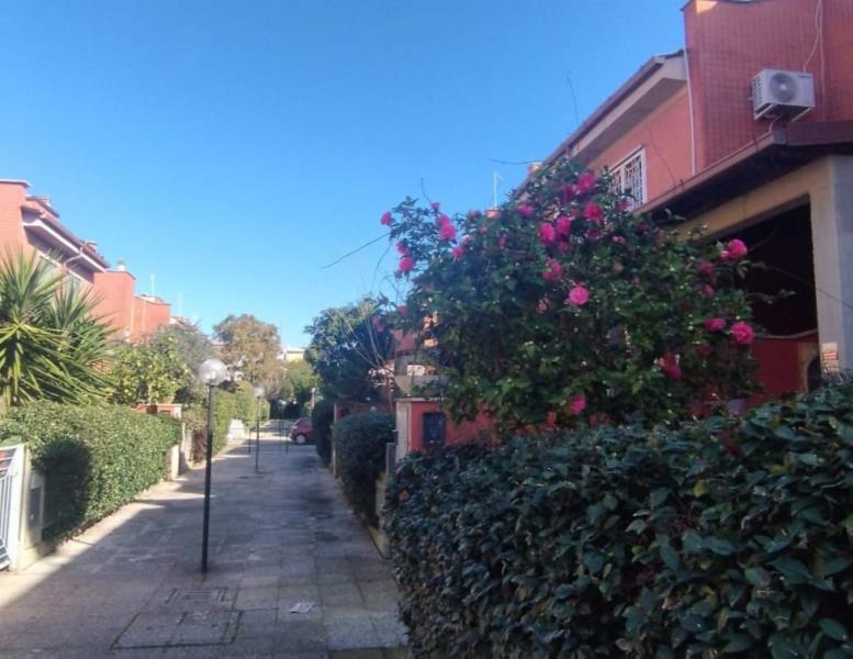 casa indipendente in vendita a Roma in zona Acilia