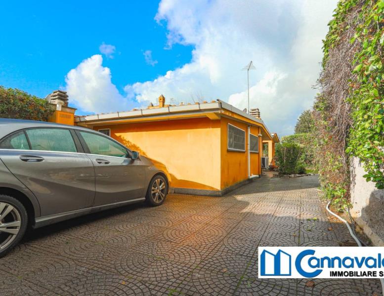 casa indipendente in vendita a Roma in zona Casal Palocco