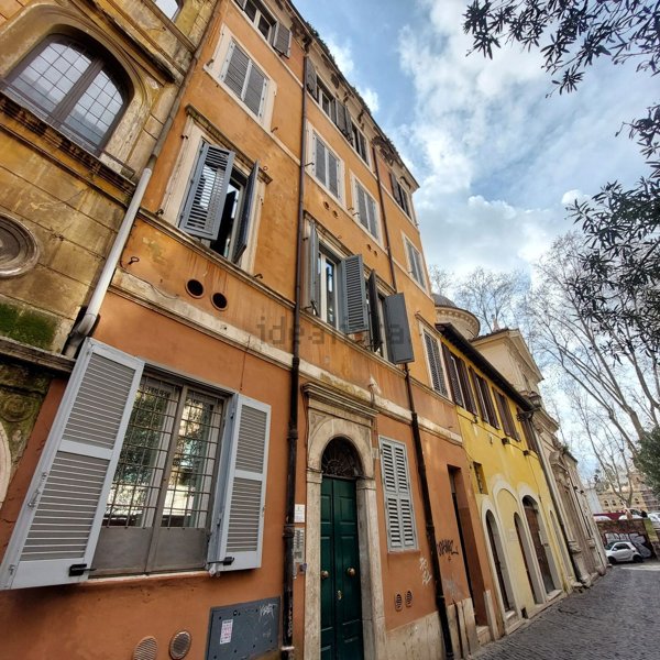 appartamento in vendita a Roma in zona Rione Regola