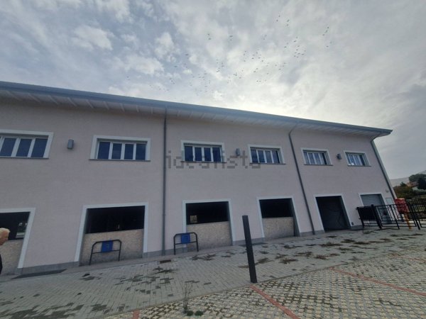 locale commerciale in vendita a Roma in zona Torre Angela