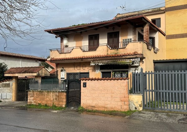 appartamento in vendita a Roma in zona Lago Regillo