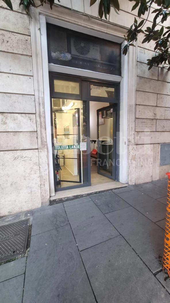 locale commerciale in vendita a Roma in zona Rione Monti/Campitelli