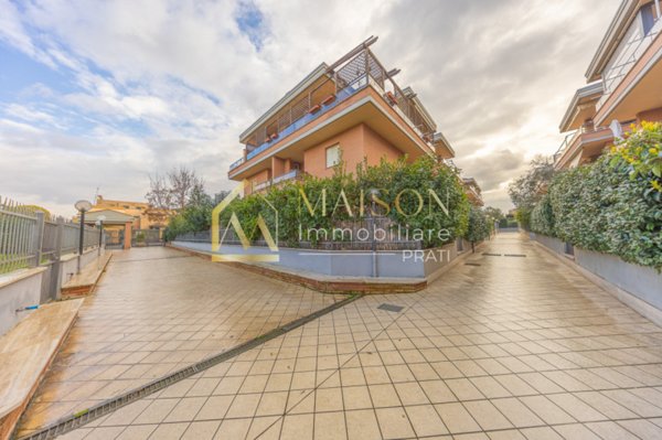 appartamento in vendita a Roma in zona Osteria del Curato