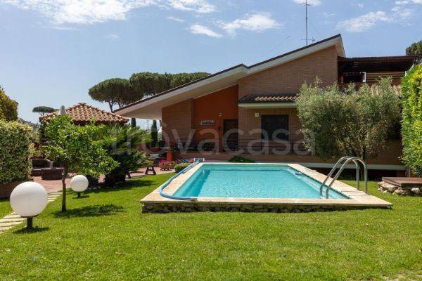 casa indipendente in vendita a Roma in zona Massimina/Casal Lumbroso