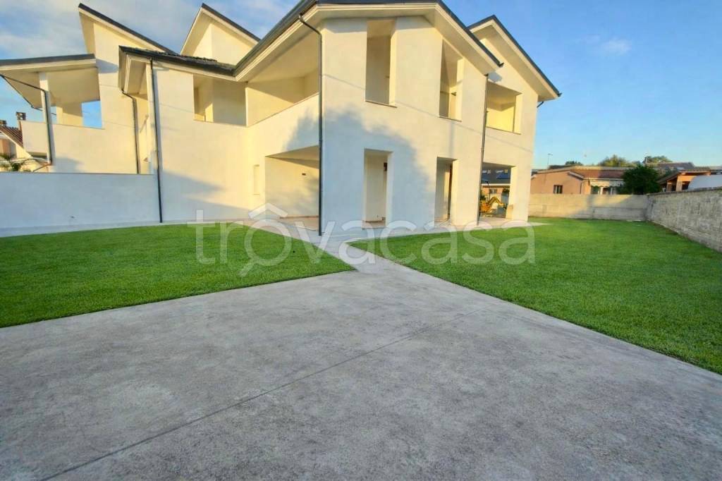 casa indipendente in vendita a Roma in zona Casal Palocco