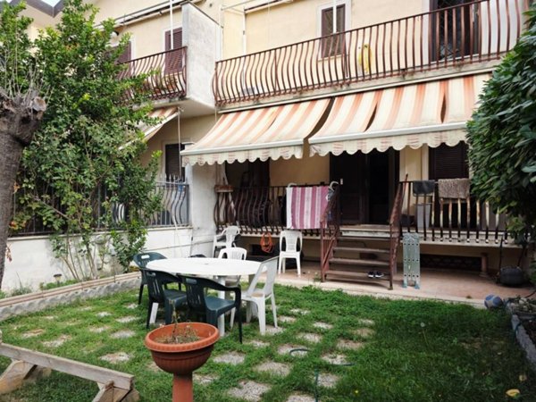 casa indipendente in vendita a Roma in zona Finocchio