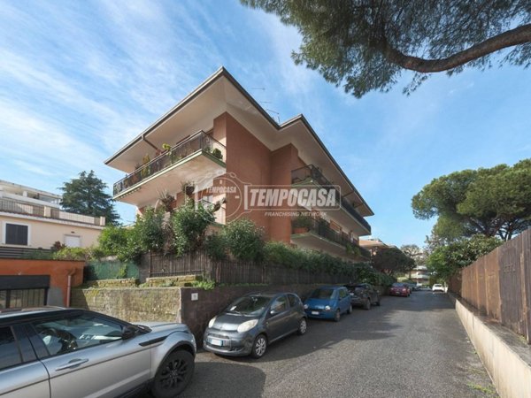appartamento in vendita a Roma in zona Tomba di Nerone