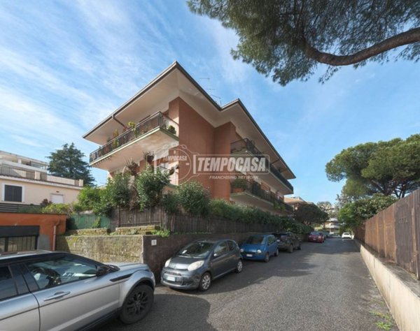 appartamento in vendita a Roma in zona Tomba di Nerone