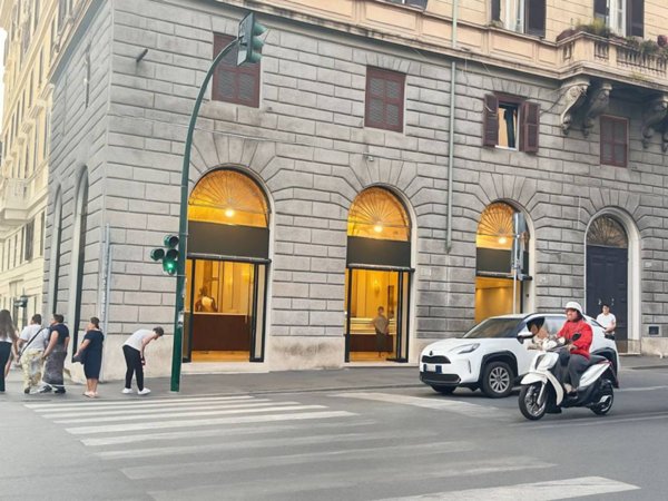 negozio in vendita a Roma in zona Rione Monti/Campitelli