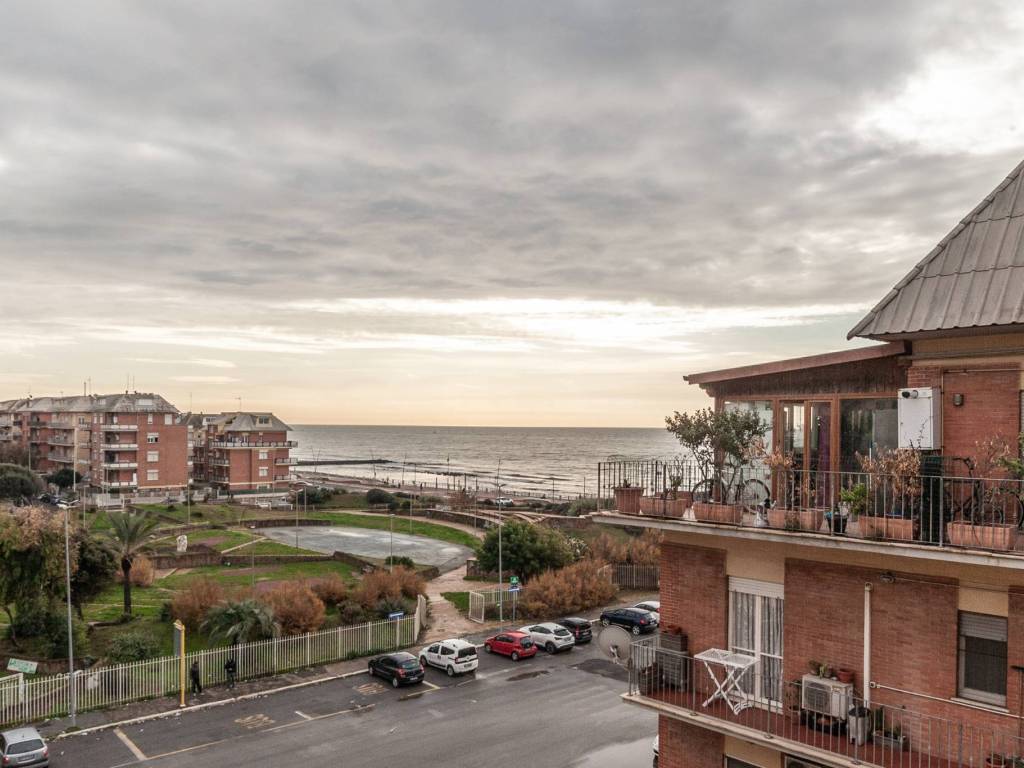 appartamento in vendita a Roma in zona Ostia