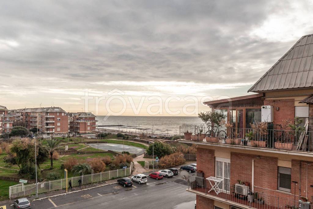 appartamento in vendita a Roma in zona Ostia Antica