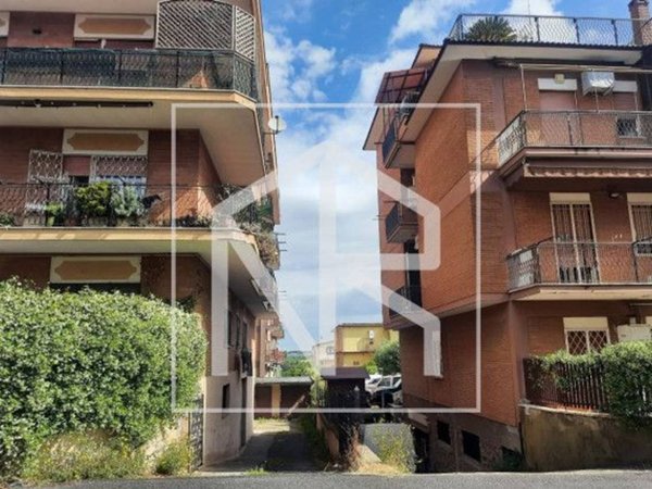 negozio in vendita a Roma in zona Colle Prenestino