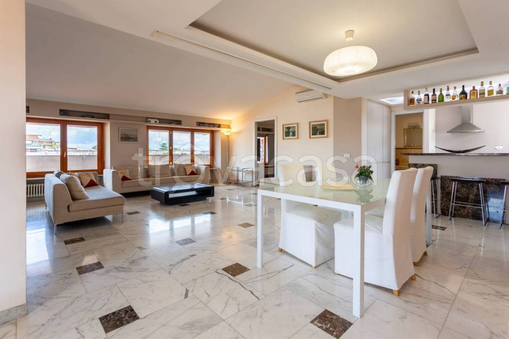 appartamento in vendita a Roma in zona Tor di Quinto