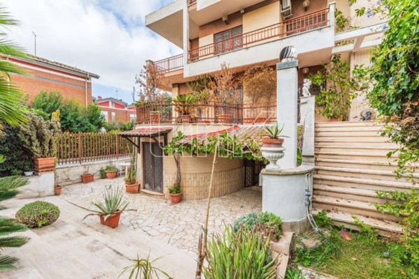 casa indipendente in vendita a Roma in zona Axa