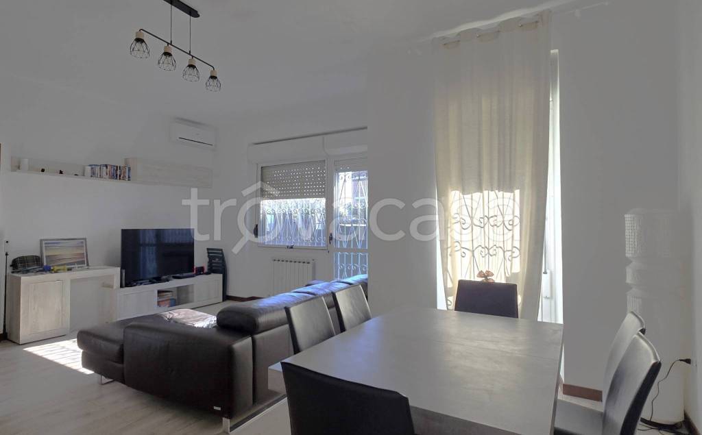 appartamento in vendita a Roma in zona Axa