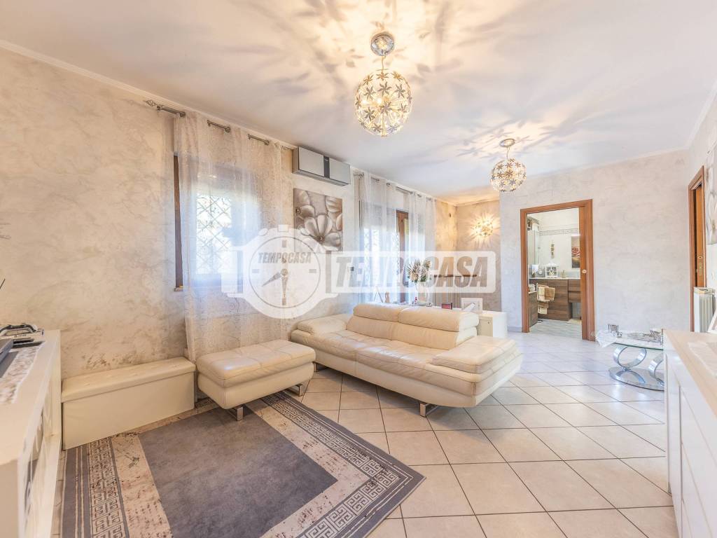 appartamento in vendita a Roma in zona Lunghezza