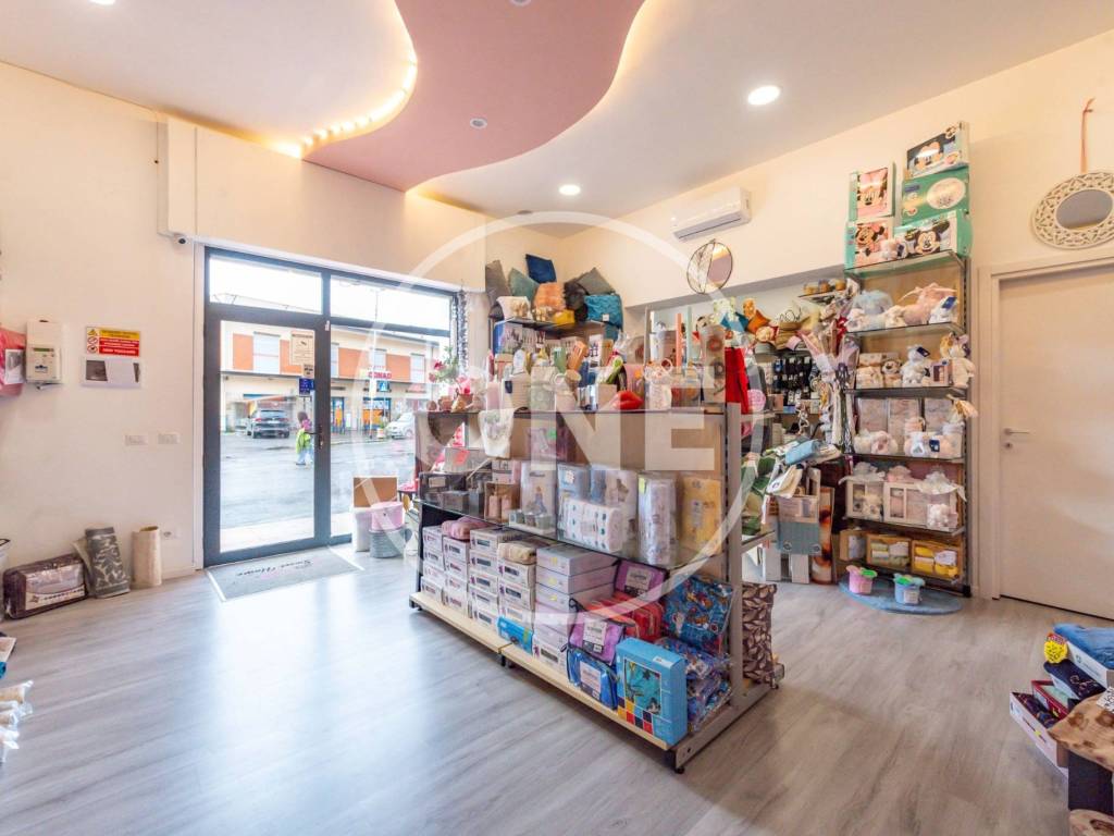 negozio in vendita a Roma in zona Castelverde
