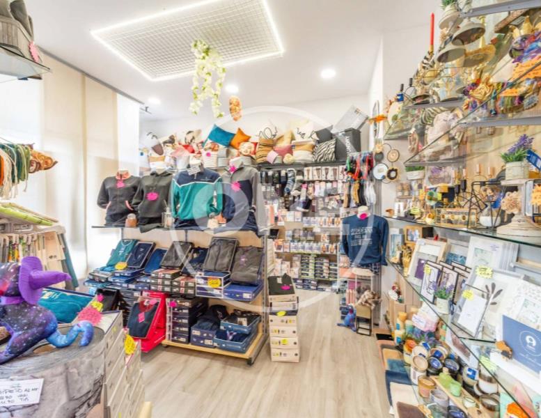 negozio in vendita a Roma in zona Castelverde