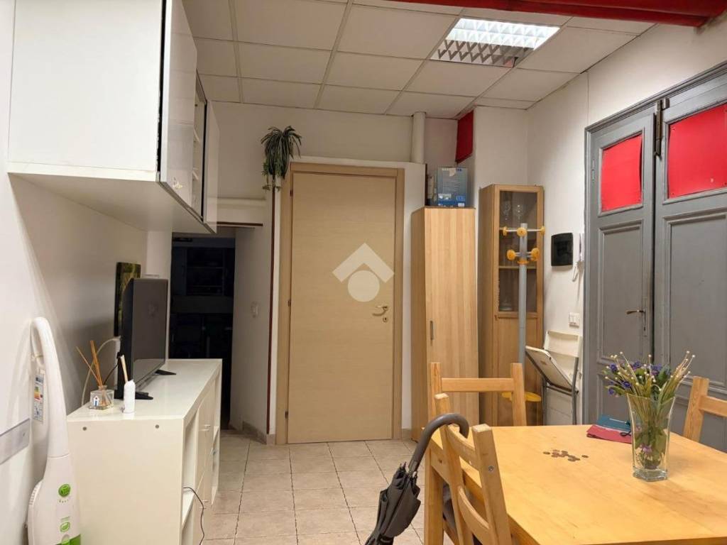 locale commerciale in vendita a Roma in zona Appio Latino