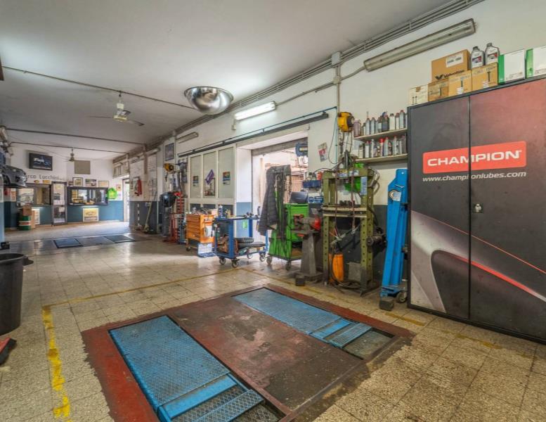 negozio in vendita a Roma in zona Magliana Vecchia