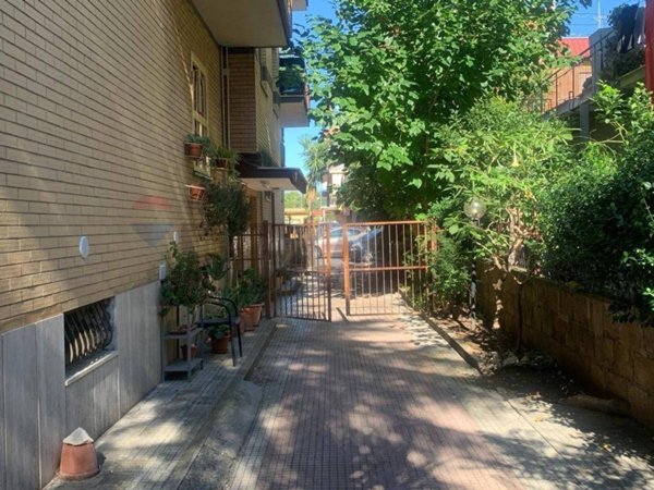 locale di sgombero in vendita a Roma in zona Torre Angela